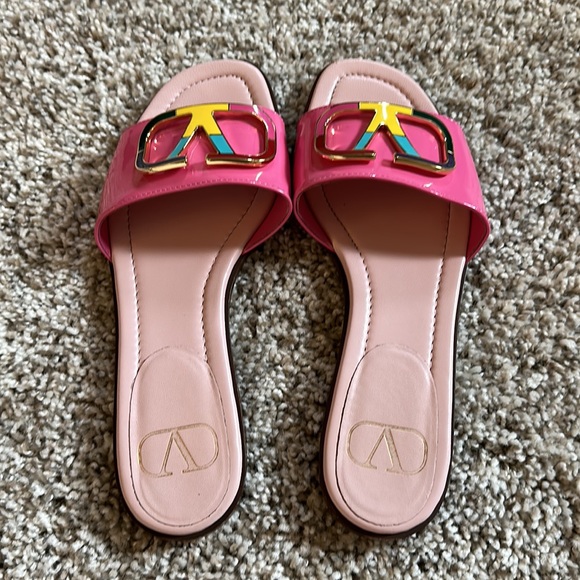 Valentino Garavani Enamel VLOGO Slide Sandal in Feminine - Picture 4 of 4